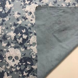 Doc imprimat cu fluturi și cranii