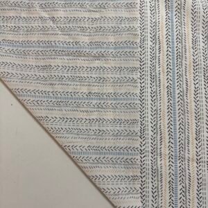 Pânză albă cu bastonașe colorate