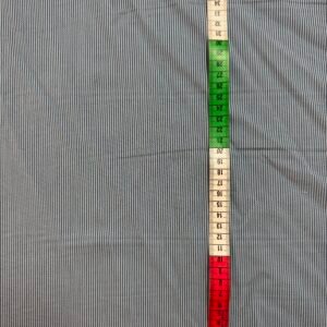 Pânză subțire albă cu dungi albastre