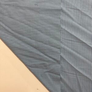 Pânză subțire albă cu dungi albastre